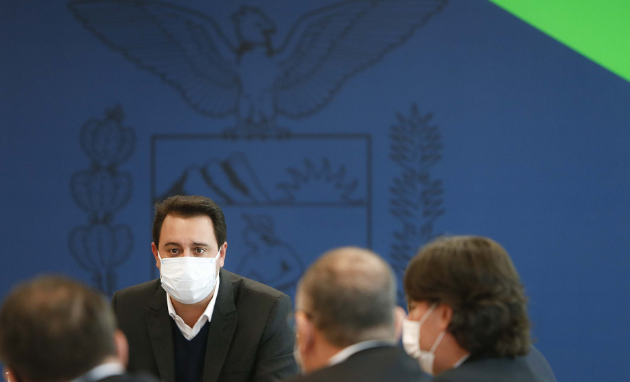 O governador Carlos Massa Ratinho Junior recebeu nesta quarta-feira (9) executivos da JBS, uma das maiores companhias de alimento e proteína animal do mundo, para dar continuidade às discussões sobre os investimentos da empresa no Estado. A reunião foi realizada no Palácio Iguaçu.
Foto: Jonathan Campos/AEN