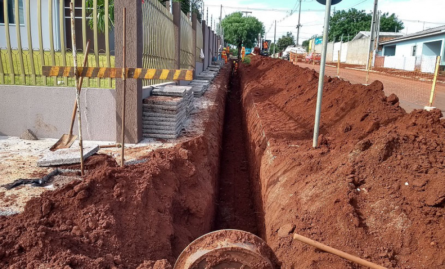 As obras de implantação do sistema de coleta e tratamento do esgoto de Santa Tereza do Oeste começam a mudar o cenário da cidade. - Foto: Sanepar