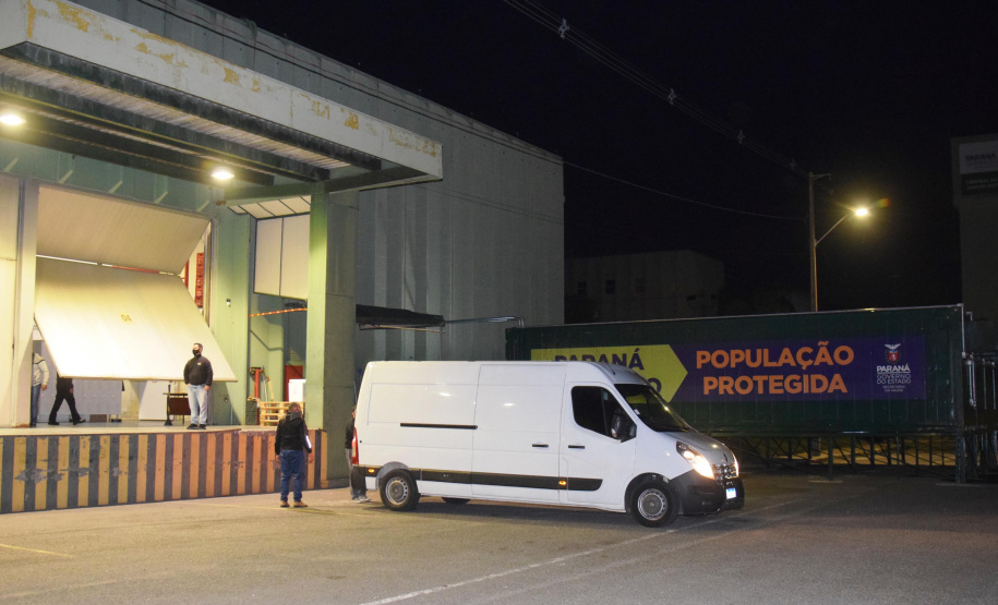O Paraná recebeu na noite desta quarta-feira (9) mais 238 mil vacinas contra a Covid-19, sendo 237 mil doses do imunizante AstraZeneca produzida no Brasil pela Fiocruz e mil doses da AstraZeneca/Covax/Oxford, importadas por meio do consórcio Covax Facility. As vacinas fazem parte da 24ª pauta de distribuição do Ministério da Saúde. - curitiba, 09/06/2021 - Foto: Américo Antonio/SESA