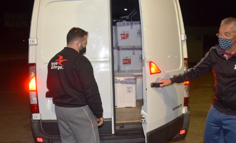 O Paraná recebeu na noite desta quarta-feira (9) mais 238 mil vacinas contra a Covid-19, sendo 237 mil doses do imunizante AstraZeneca produzida no Brasil pela Fiocruz e mil doses da AstraZeneca/Covax/Oxford, importadas por meio do consórcio Covax Facility. As vacinas fazem parte da 24ª pauta de distribuição do Ministério da Saúde. - curitiba, 09/06/2021 - Foto: Américo Antonio/SESA