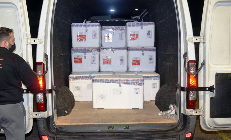 O Paraná recebeu na noite desta quarta-feira (9) mais 238 mil vacinas contra a Covid-19, sendo 237 mil doses do imunizante AstraZeneca produzida no Brasil pela Fiocruz e mil doses da AstraZeneca/Covax/Oxford, importadas por meio do consórcio Covax Facility. As vacinas fazem parte da 24ª pauta de distribuição do Ministério da Saúde. - curitiba, 09/06/2021 - Foto: Américo Antonio/SESA