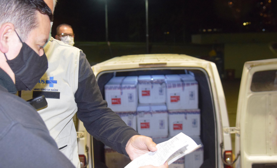 O Paraná recebeu na noite desta quarta-feira (9) mais 238 mil vacinas contra a Covid-19, sendo 237 mil doses do imunizante AstraZeneca produzida no Brasil pela Fiocruz e mil doses da AstraZeneca/Covax/Oxford, importadas por meio do consórcio Covax Facility. As vacinas fazem parte da 24ª pauta de distribuição do Ministério da Saúde. - curitiba, 09/06/2021 - Foto: Américo Antonio/SESA