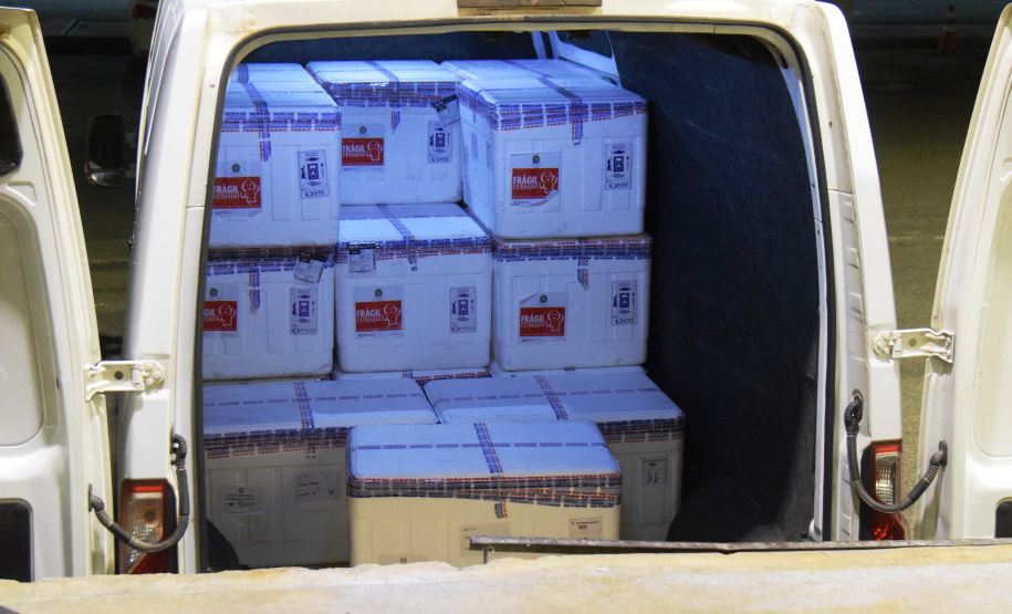 O Paraná recebeu na noite desta quarta-feira (9) mais 238 mil vacinas contra a Covid-19, sendo 237 mil doses do imunizante AstraZeneca produzida no Brasil pela Fiocruz e mil doses da AstraZeneca/Covax/Oxford, importadas por meio do consórcio Covax Facility. As vacinas fazem parte da 24ª pauta de distribuição do Ministério da Saúde. - curitiba, 09/06/2021 - Foto: Américo Antonio/SESA