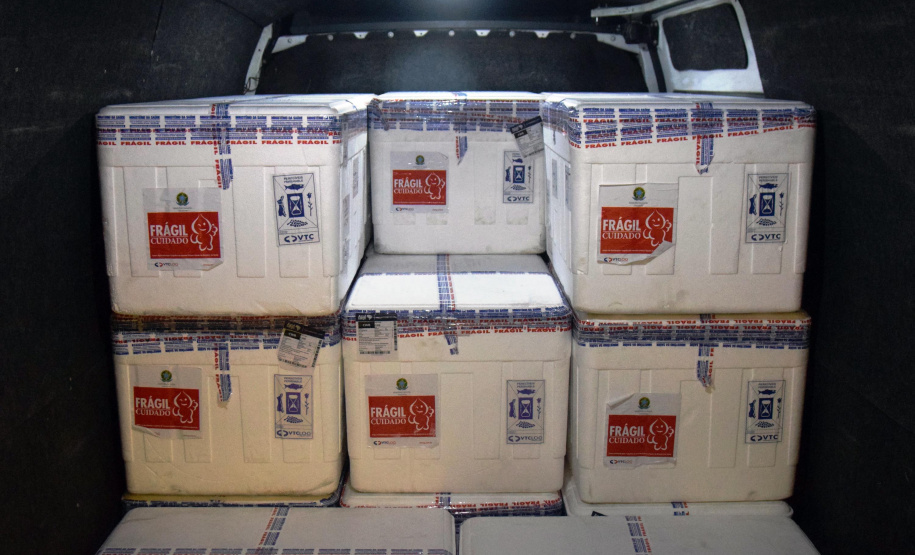 O Paraná recebeu na noite desta quarta-feira (9) mais 238 mil vacinas contra a Covid-19, sendo 237 mil doses do imunizante AstraZeneca produzida no Brasil pela Fiocruz e mil doses da AstraZeneca/Covax/Oxford, importadas por meio do consórcio Covax Facility. As vacinas fazem parte da 24ª pauta de distribuição do Ministério da Saúde. - curitiba, 09/06/2021 - Foto: Américo Antonio/SESA