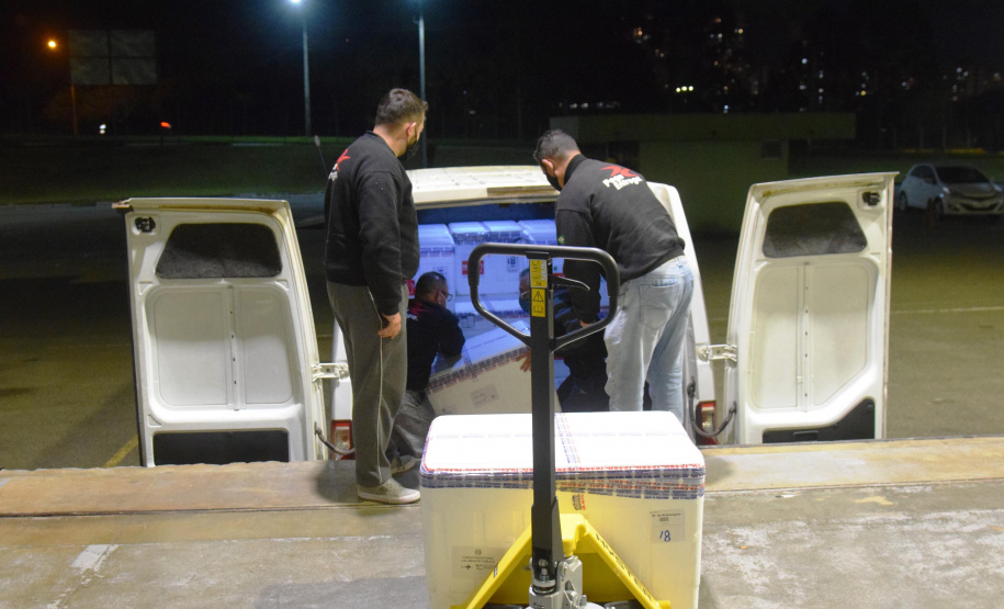 O Paraná recebeu na noite desta quarta-feira (9) mais 238 mil vacinas contra a Covid-19, sendo 237 mil doses do imunizante AstraZeneca produzida no Brasil pela Fiocruz e mil doses da AstraZeneca/Covax/Oxford, importadas por meio do consórcio Covax Facility. As vacinas fazem parte da 24ª pauta de distribuição do Ministério da Saúde. - curitiba, 09/06/2021 - Foto: Américo Antonio/SESA