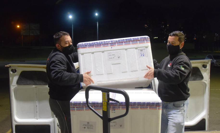 O Paraná recebeu na noite desta quarta-feira (9) mais 238 mil vacinas contra a Covid-19, sendo 237 mil doses do imunizante AstraZeneca produzida no Brasil pela Fiocruz e mil doses da AstraZeneca/Covax/Oxford, importadas por meio do consórcio Covax Facility. As vacinas fazem parte da 24ª pauta de distribuição do Ministério da Saúde. - curitiba, 09/06/2021 - Foto: Américo Antonio/SESA