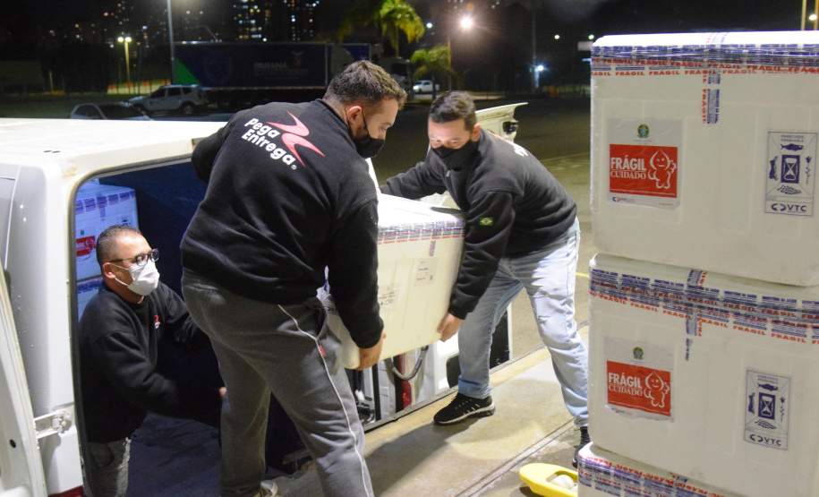 O Paraná recebeu na noite desta quarta-feira (9) mais 238 mil vacinas contra a Covid-19, sendo 237 mil doses do imunizante AstraZeneca produzida no Brasil pela Fiocruz e mil doses da AstraZeneca/Covax/Oxford, importadas por meio do consórcio Covax Facility. As vacinas fazem parte da 24ª pauta de distribuição do Ministério da Saúde. - curitiba, 09/06/2021 - Foto: Américo Antonio/SESA