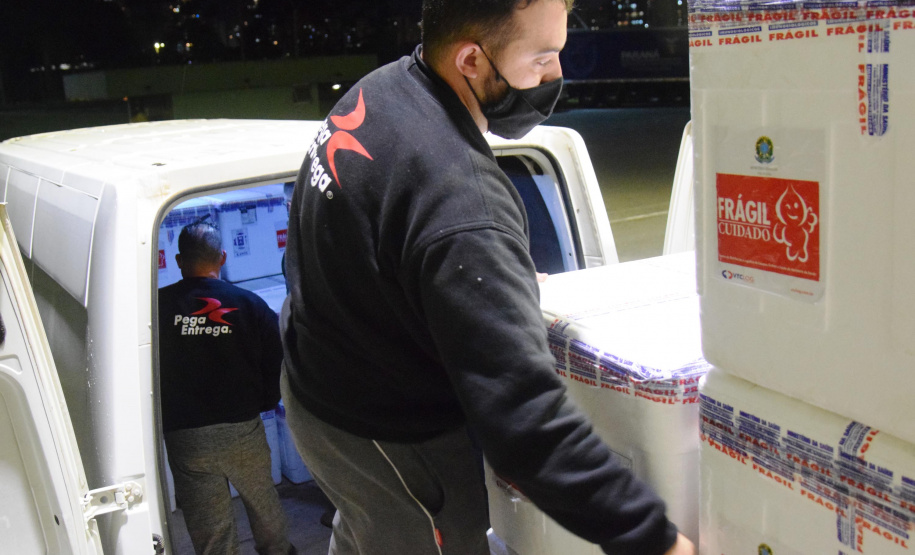 O Paraná recebeu na noite desta quarta-feira (9) mais 238 mil vacinas contra a Covid-19, sendo 237 mil doses do imunizante AstraZeneca produzida no Brasil pela Fiocruz e mil doses da AstraZeneca/Covax/Oxford, importadas por meio do consórcio Covax Facility. As vacinas fazem parte da 24ª pauta de distribuição do Ministério da Saúde. - curitiba, 09/06/2021 - Foto: Américo Antonio/SESA