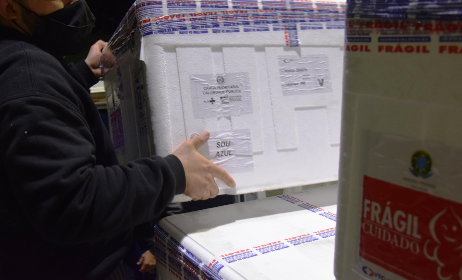 O Paraná recebeu na noite desta quarta-feira (9) mais 238 mil vacinas contra a Covid-19, sendo 237 mil doses do imunizante AstraZeneca produzida no Brasil pela Fiocruz e mil doses da AstraZeneca/Covax/Oxford, importadas por meio do consórcio Covax Facility. As vacinas fazem parte da 24ª pauta de distribuição do Ministério da Saúde. - curitiba, 09/06/2021 - Foto: Américo Antonio/SESA