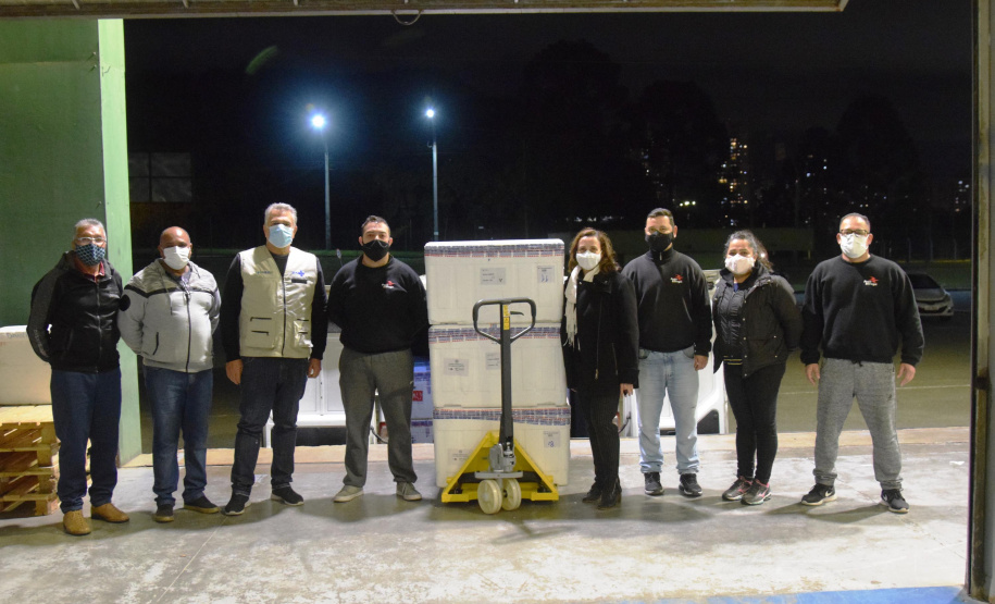 O Paraná recebeu na noite desta quarta-feira (9) mais 238 mil vacinas contra a Covid-19, sendo 237 mil doses do imunizante AstraZeneca produzida no Brasil pela Fiocruz e mil doses da AstraZeneca/Covax/Oxford, importadas por meio do consórcio Covax Facility. As vacinas fazem parte da 24ª pauta de distribuição do Ministério da Saúde. - curitiba, 09/06/2021 - Foto: Américo Antonio/SESA