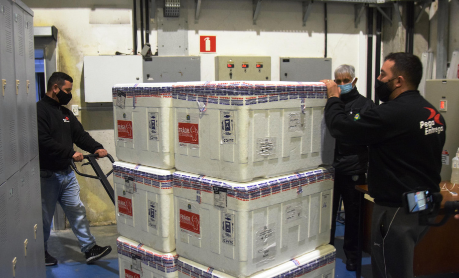 O Paraná recebeu na noite desta quarta-feira (9) mais 238 mil vacinas contra a Covid-19, sendo 237 mil doses do imunizante AstraZeneca produzida no Brasil pela Fiocruz e mil doses da AstraZeneca/Covax/Oxford, importadas por meio do consórcio Covax Facility. As vacinas fazem parte da 24ª pauta de distribuição do Ministério da Saúde. - curitiba, 09/06/2021 - Foto: Américo Antonio/SESA