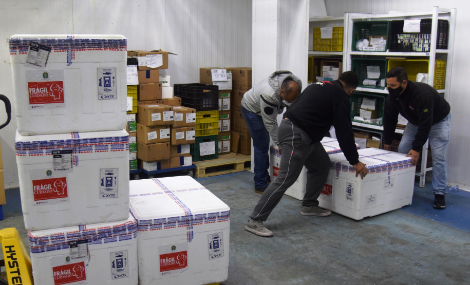 O Paraná recebeu na noite desta quarta-feira (9) mais 238 mil vacinas contra a Covid-19, sendo 237 mil doses do imunizante AstraZeneca produzida no Brasil pela Fiocruz e mil doses da AstraZeneca/Covax/Oxford, importadas por meio do consórcio Covax Facility. As vacinas fazem parte da 24ª pauta de distribuição do Ministério da Saúde. - curitiba, 09/06/2021 - Foto: Américo Antonio/SESA