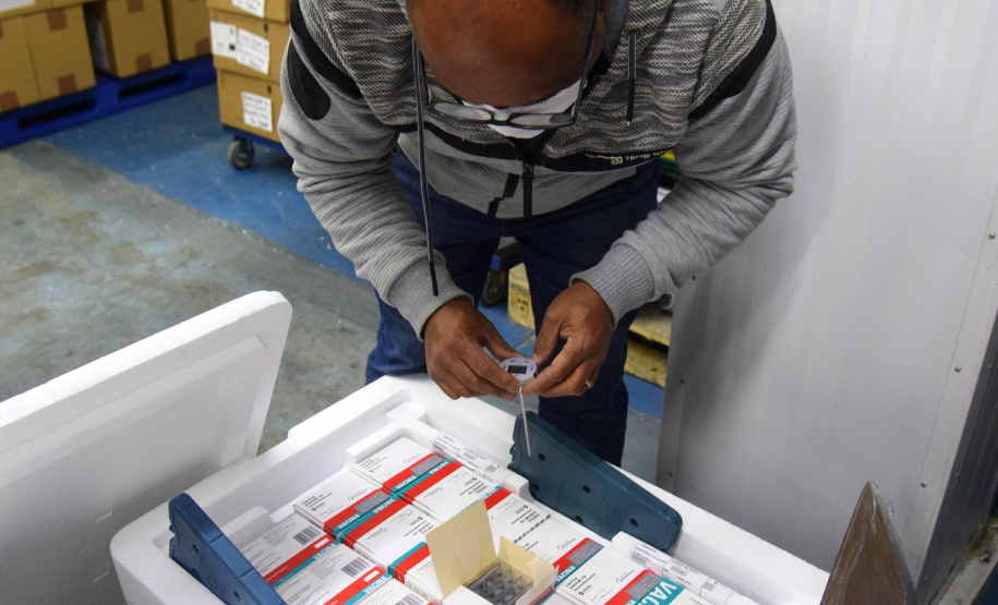 O Paraná recebeu na noite desta quarta-feira (9) mais 238 mil vacinas contra a Covid-19, sendo 237 mil doses do imunizante AstraZeneca produzida no Brasil pela Fiocruz e mil doses da AstraZeneca/Covax/Oxford, importadas por meio do consórcio Covax Facility. As vacinas fazem parte da 24ª pauta de distribuição do Ministério da Saúde. - curitiba, 09/06/2021 - Foto: Américo Antonio/SESA