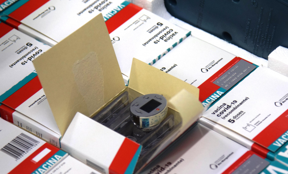 O Paraná recebeu na noite desta quarta-feira (9) mais 238 mil vacinas contra a Covid-19, sendo 237 mil doses do imunizante AstraZeneca produzida no Brasil pela Fiocruz e mil doses da AstraZeneca/Covax/Oxford, importadas por meio do consórcio Covax Facility. As vacinas fazem parte da 24ª pauta de distribuição do Ministério da Saúde. - curitiba, 09/06/2021 - Foto: Américo Antonio/SESA