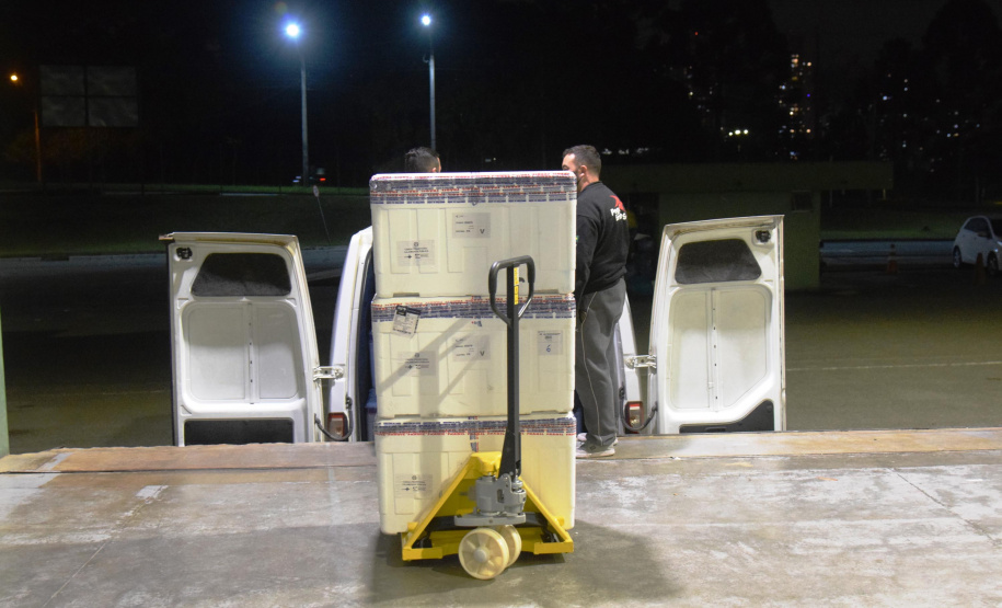 O Paraná recebeu na noite desta quarta-feira (9) mais 238 mil vacinas contra a Covid-19, sendo 237 mil doses do imunizante AstraZeneca produzida no Brasil pela Fiocruz e mil doses da AstraZeneca/Covax/Oxford, importadas por meio do consórcio Covax Facility. As vacinas fazem parte da 24ª pauta de distribuição do Ministério da Saúde. - curitiba, 09/06/2021 - Foto: Américo Antonio/SESA