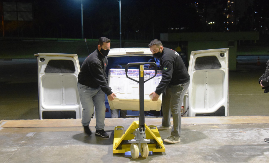 O Paraná recebeu na noite desta quarta-feira (9) mais 238 mil vacinas contra a Covid-19, sendo 237 mil doses do imunizante AstraZeneca produzida no Brasil pela Fiocruz e mil doses da AstraZeneca/Covax/Oxford, importadas por meio do consórcio Covax Facility. As vacinas fazem parte da 24ª pauta de distribuição do Ministério da Saúde. - curitiba, 09/06/2021 - Foto: Américo Antonio/SESA