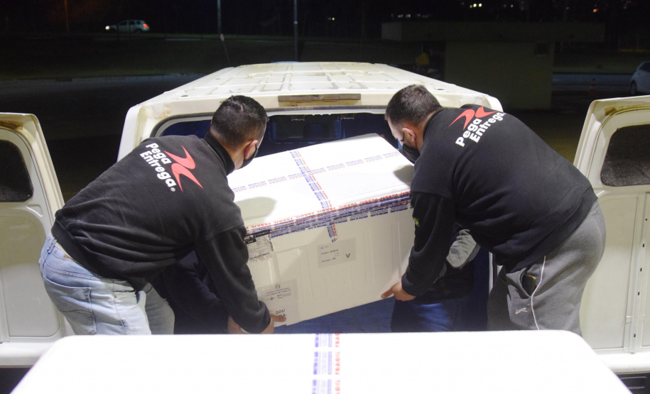 O Paraná recebeu na noite desta quarta-feira (9) mais 238 mil vacinas contra a Covid-19, sendo 237 mil doses do imunizante AstraZeneca produzida no Brasil pela Fiocruz e mil doses da AstraZeneca/Covax/Oxford, importadas por meio do consórcio Covax Facility. As vacinas fazem parte da 24ª pauta de distribuição do Ministério da Saúde. - curitiba, 09/06/2021 - Foto: Américo Antonio/SESA