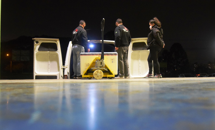 O Paraná recebeu na noite desta quarta-feira (9) mais 238 mil vacinas contra a Covid-19, sendo 237 mil doses do imunizante AstraZeneca produzida no Brasil pela Fiocruz e mil doses da AstraZeneca/Covax/Oxford, importadas por meio do consórcio Covax Facility. As vacinas fazem parte da 24ª pauta de distribuição do Ministério da Saúde. - curitiba, 09/06/2021 - Foto: Américo Antonio/SESA