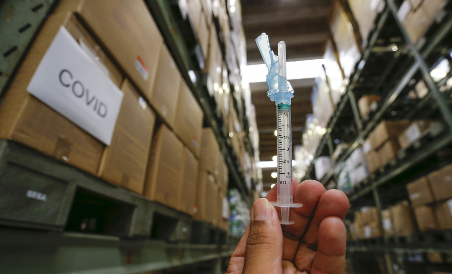 Sesa prepara remessa de mais de 2 milhões de seringas e agulhas para a vacinação da Covid-19. Foto: Jonathan Campos/AEN