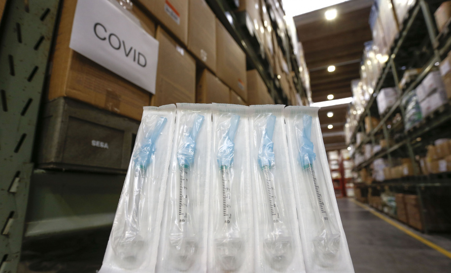 Sesa prepara remessa de mais de 2 milhões de seringas e agulhas para a vacinação da Covid-19. Foto: Jonathan Campos/AEN