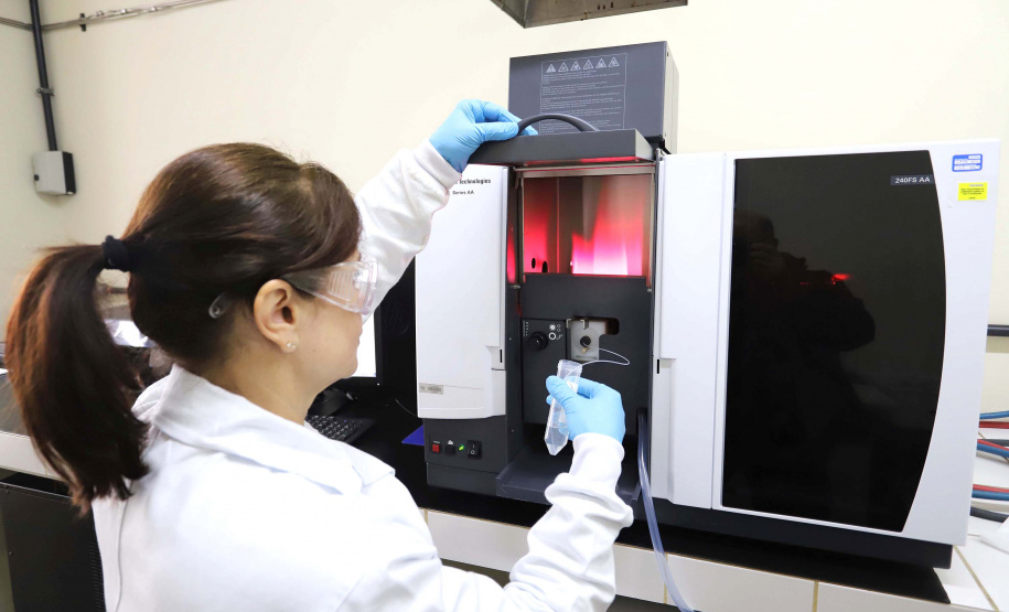 TECPAR - Laboratório de Espectometria de Absorção Atômica- N/F: análise de metais e elementos químicos em fertilizantes e amostras solidas ambientais.Curitiba, 02-09-19.Foto: Arnaldo Alves / ANPr.