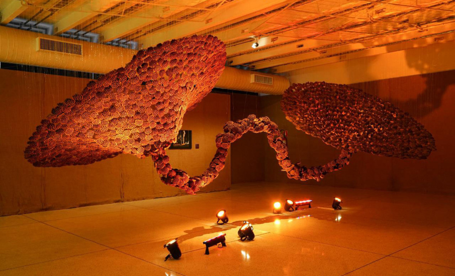 O Museu Oscar Niemeyer (MON) reabriu ao público com uma nova exposição: "Radical", primeira individual da artista Sonia Dias Souza, na Sala 1 do Museu. Com curadoria de Agnaldo Farias, a mostra tem caráter imersivo e reúne fotografias e instalações inéditas.  -  Curitiba, 10/06/2021  -  Foto: André Nacli