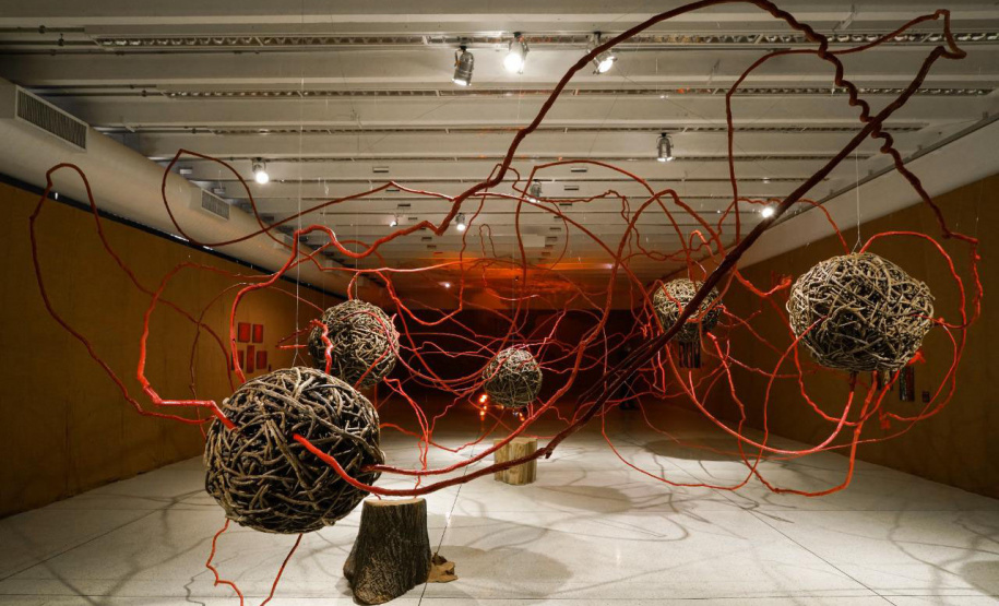 O Museu Oscar Niemeyer (MON) reabriu ao público com uma nova exposição: "Radical", primeira individual da artista Sonia Dias Souza, na Sala 1 do Museu. Com curadoria de Agnaldo Farias, a mostra tem caráter imersivo e reúne fotografias e instalações inéditas.  -  Curitiba, 10/06/2021  -  Foto: André Nacli