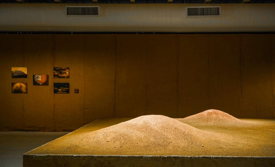 O Museu Oscar Niemeyer (MON) reabriu ao público com uma nova exposição: "Radical", primeira individual da artista Sonia Dias Souza, na Sala 1 do Museu. Com curadoria de Agnaldo Farias, a mostra tem caráter imersivo e reúne fotografias e instalações inéditas.  -  Curitiba, 10/06/2021  -  Foto: André Nacli