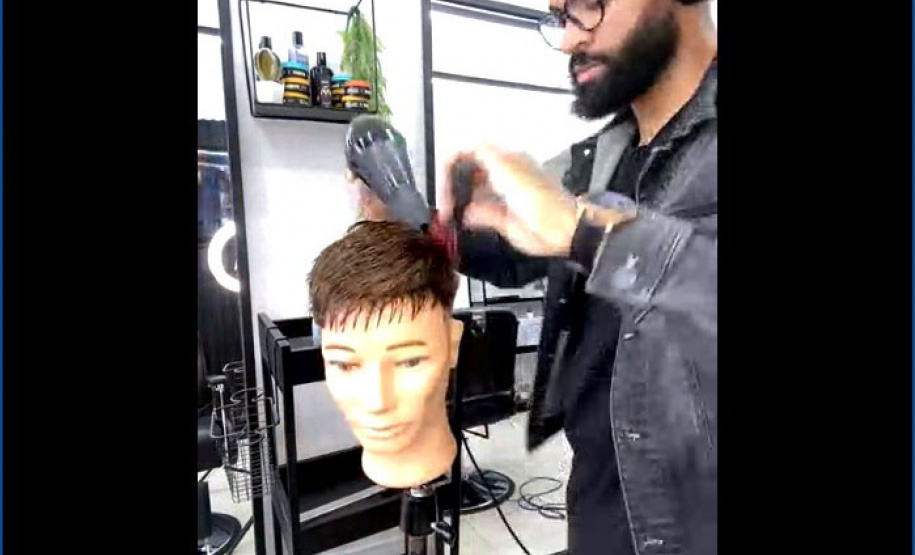 Presos da penitenciária de Cascavel participam de minicurso com barbeiro profissional  -  Foto: Depen-PR