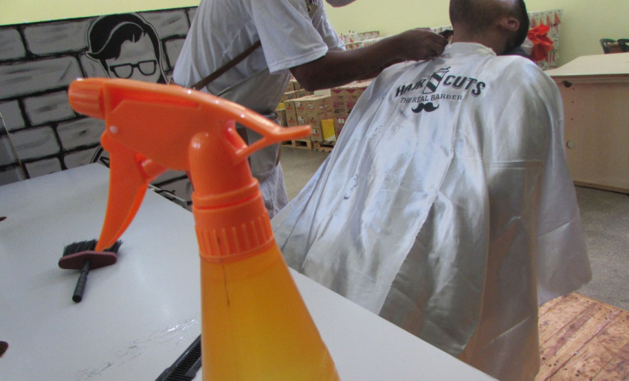 Presos da penitenciária de Cascavel participam de minicurso com barbeiro profissional  -  Foto: Depen-PR
