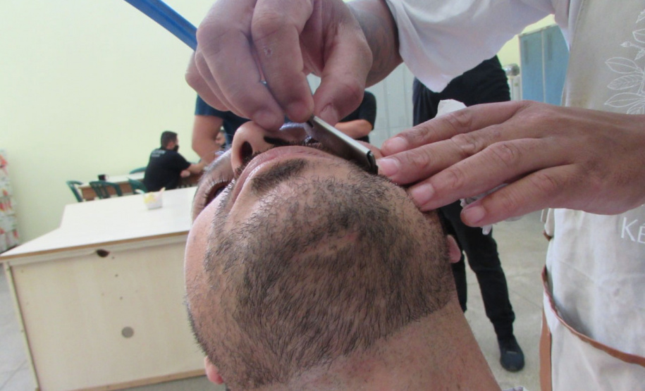 Presos da penitenciária de Cascavel participam de minicurso com barbeiro profissional  -  Foto: Depen-PR