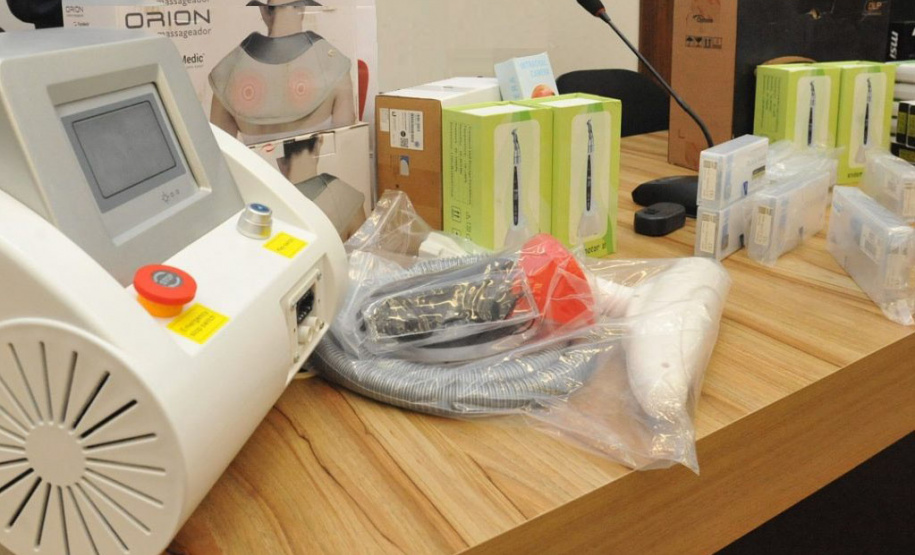 A Delegacia da Receita Federal de Londrina repassou oficialmente à UEL nesta quinta-feira (10) um lote de mercadorias apreendidas avaliado em R$ 581 mil que serão utilizados em aulas práticas de cursos da área de saúde e em setores para o atendimento ao público. -  Londrina, 10/06/2021  -  Foto: Divulgação UEL