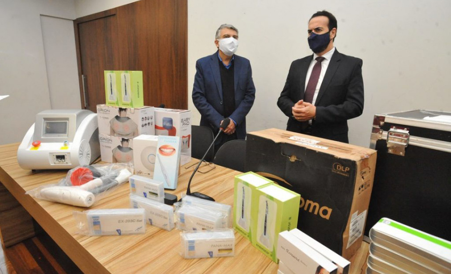 O reitor em exercício Décio Sabbatini Barbosa e o Delegado da Receita Federal, Reginaldo Cezar Cardoso, durante entrega do lote, na Sala dos Conselhos (Campus Universitário).  -  Londrina, 10/06/2021  -  Foto: Divulgação UEL