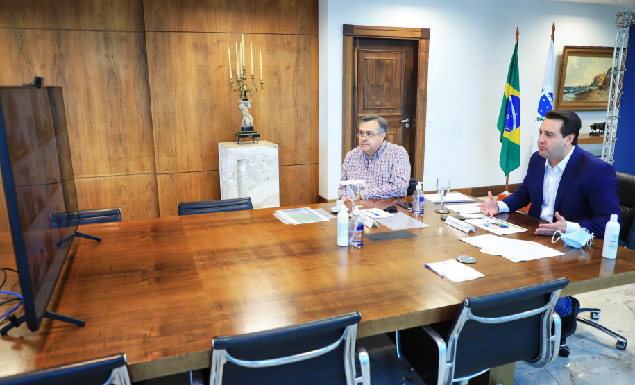 Governador Carlos Massa Ratinho Junior durante reunião com o secretário da Saúde, Beto Preto - Curitiba, 11/06/2021 - Foto: José Fernando Ogura/AEN