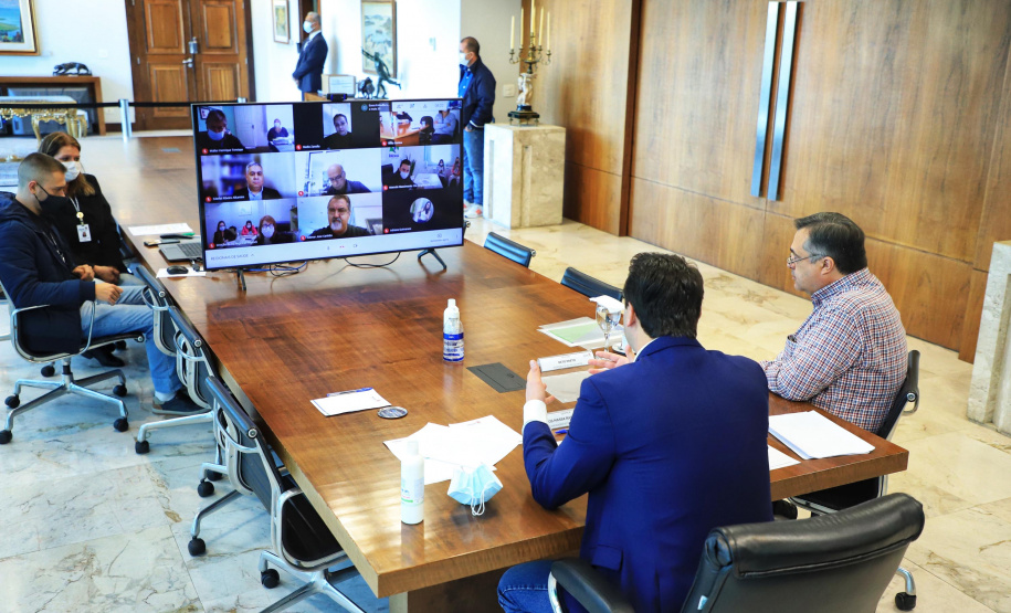 Governador Carlos Massa Ratinho Junior durante reunião com o secretário da Saúde, Beto Preto - Curitiba, 11/06/2021 - Foto: José Fernando Ogura/AEN