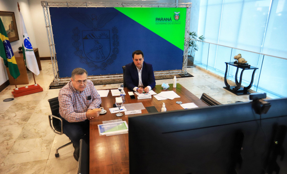 Governador Carlos Massa Ratinho Junior durante reunião com o secretário da Saúde, Beto Preto - Curitiba, 11/06/2021 - Foto: José Fernando Ogura/AEN