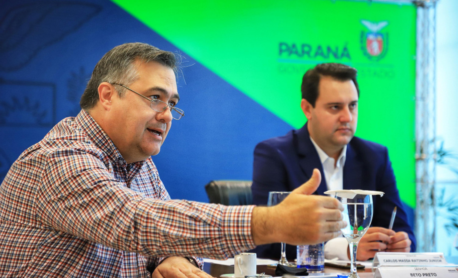 Governador Carlos Massa Ratinho Junior durante reunião com o secretário da Saúde, Beto Preto - Curitiba, 11/06/2021 - Foto: José Fernando Ogura/AEN