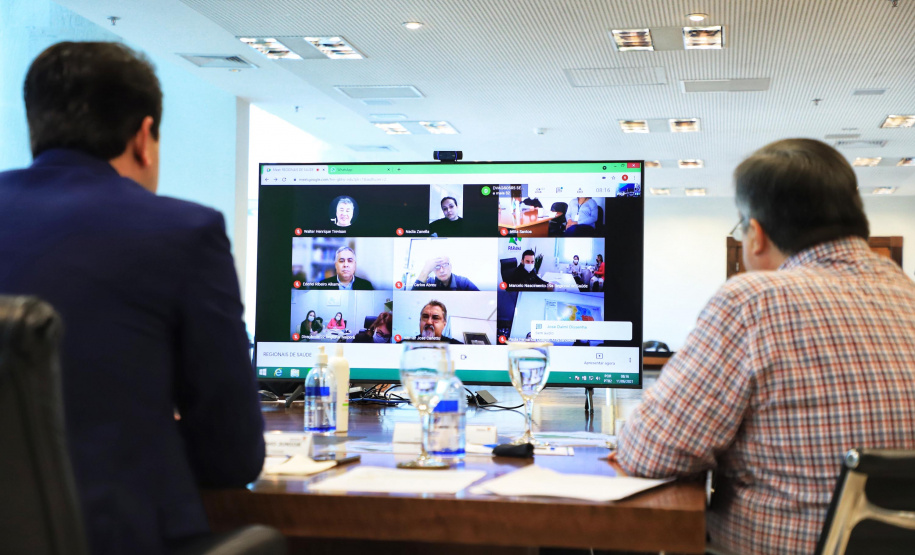 Governador Carlos Massa Ratinho Junior durante reunião com o secretário da Saúde, Beto Preto - Curitiba, 11/06/2021 - Foto: José Fernando Ogura/AEN