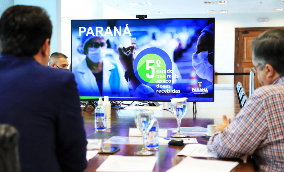 Governador Carlos Massa Ratinho Junior durante reunião com o secretário da Saúde, Beto Preto - Curitiba, 11/06/2021 - Foto: José Fernando Ogura/AEN