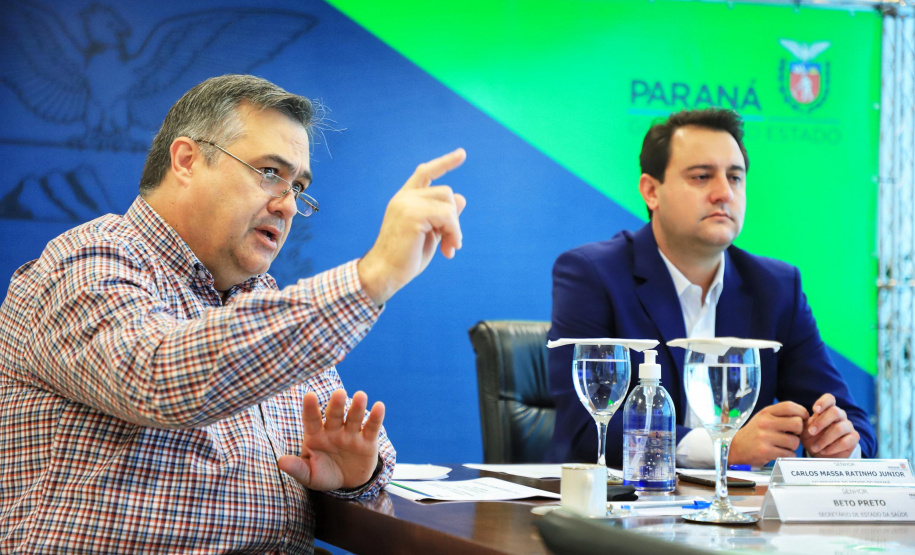 Governador Carlos Massa Ratinho Junior durante reunião com o secretário da Saúde, Beto Preto - Curitiba, 11/06/2021 - Foto: José Fernando Ogura/AEN