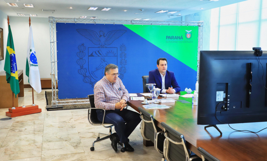 Governador Carlos Massa Ratinho Junior durante reunião com o secretário da Saúde, Beto Preto - Curitiba, 11/06/2021 - Foto: José Fernando Ogura/AEN