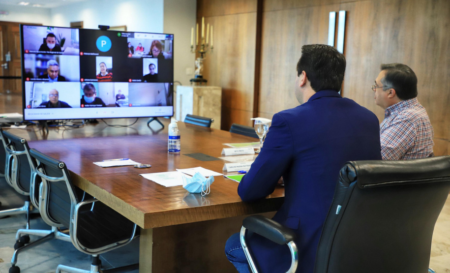 Governador Carlos Massa Ratinho Junior durante reunião com o secretário da Saúde, Beto Preto - Curitiba, 11/06/2021 - Foto: José Fernando Ogura/AEN