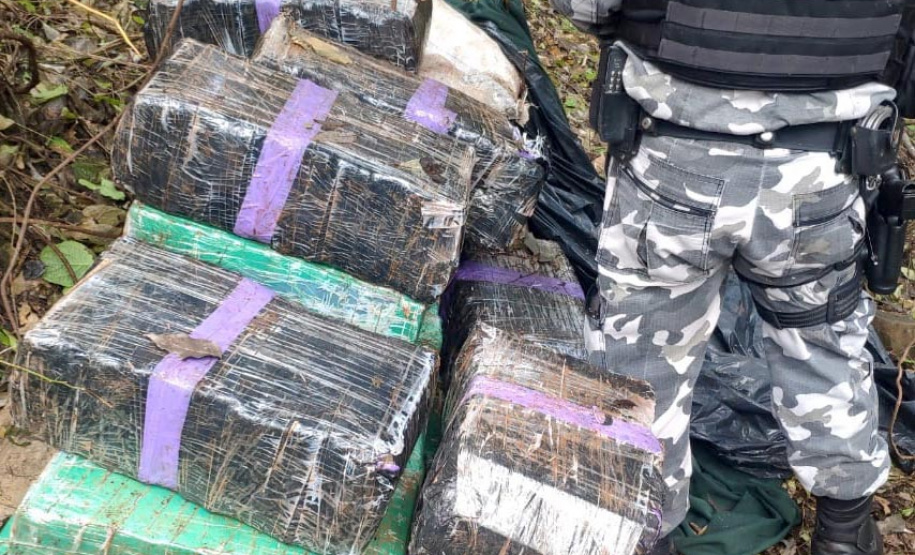 Um trabalho de inteligência do 5º Comando Regional da PM (5º CRPM) na região Oeste do Estado resultou na apreensão de 1,1 tonelada de maconha e no encaminhamento de seis pessoas nesta quinta-feira (10) na cidade de Santa Helena.  -  Curitiba, 11/06/2021  -  Foto: PMPR