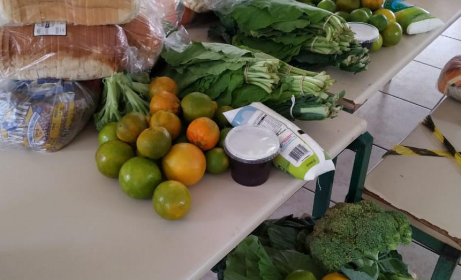 Nesta sexta-feira (11) ocorre mais uma entrega de alimentos às famílias mais vulneráveis da comunidade escolar. Desta vez a distribuição é de produtos da agricultura familiar. - Curitiba, 11/06/2021 - Foto: Fundepar
