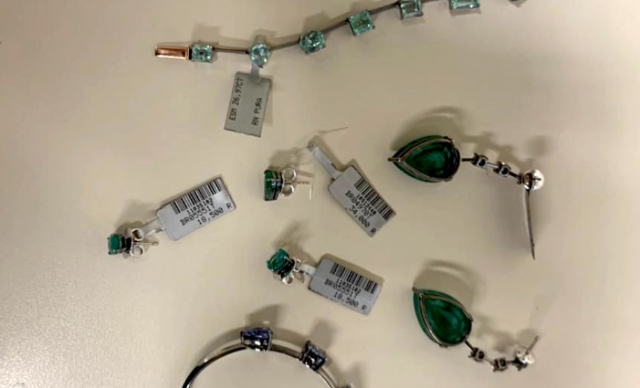 A Polícia Civil do Paraná e Polícia Civil do Rio de Janeiro (PCRJ) prenderam cinco integrantes de uma organização criminosa especializada em roubos de joias. Os indivíduos foram presos na quinta-feira (10), no Rio de Janeiro. Uma parte das joias foi recuperada e avaliada em R$ 450 mil.  -  Curitiba, 11/06/2021   -   Foto: Polícia Civil do Paraná