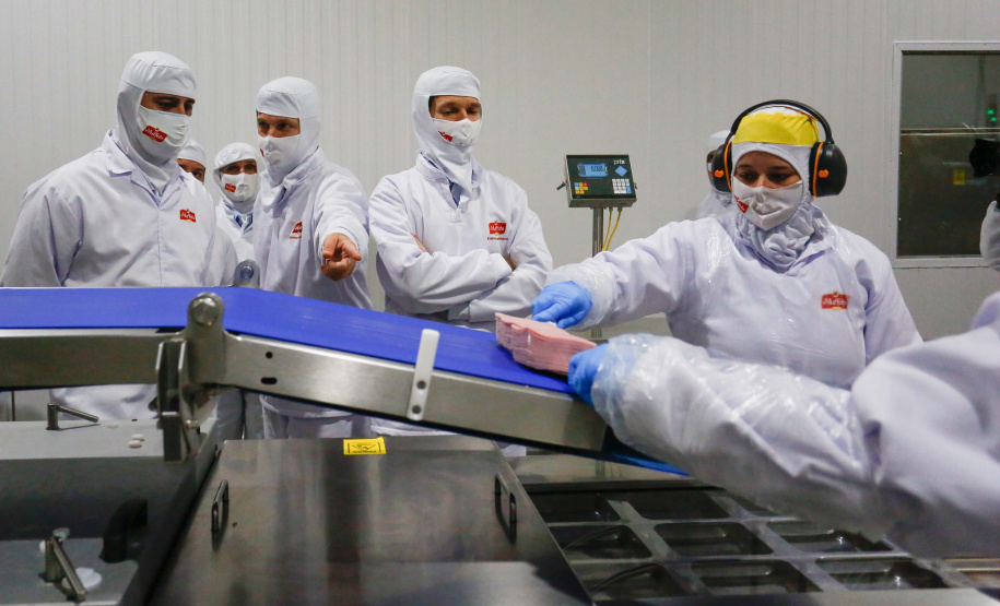 O governador Carlos Massa Ratinho Junior participou nesta sexta-feira (11), em Cambé, no Norte do Estado, da inauguração do Muffato Foods, um dos mais modernos centros de processamento de alimentos do Paraná, que recebeu investimento de R$ 170 milhões.Foto: Jonathan Campos/AEN
