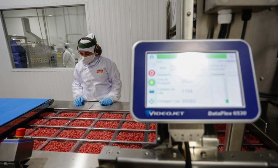 O governador Carlos Massa Ratinho Junior participou nesta sexta-feira (11), em Cambé, no Norte do Estado, da inauguração do Muffato Foods, um dos mais modernos centros de processamento de alimentos do Paraná, que recebeu investimento de R$ 170 milhões.Foto: Jonathan Campos/AEN