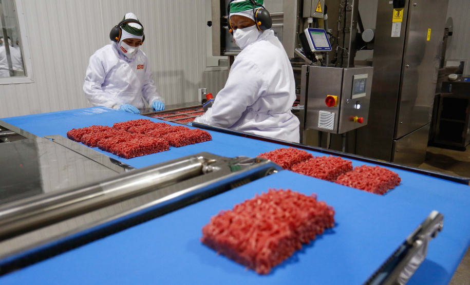 O governador Carlos Massa Ratinho Junior participou nesta sexta-feira (11), em Cambé, no Norte do Estado, da inauguração do Muffato Foods, um dos mais modernos centros de processamento de alimentos do Paraná, que recebeu investimento de R$ 170 milhões.Foto: Jonathan Campos/AEN