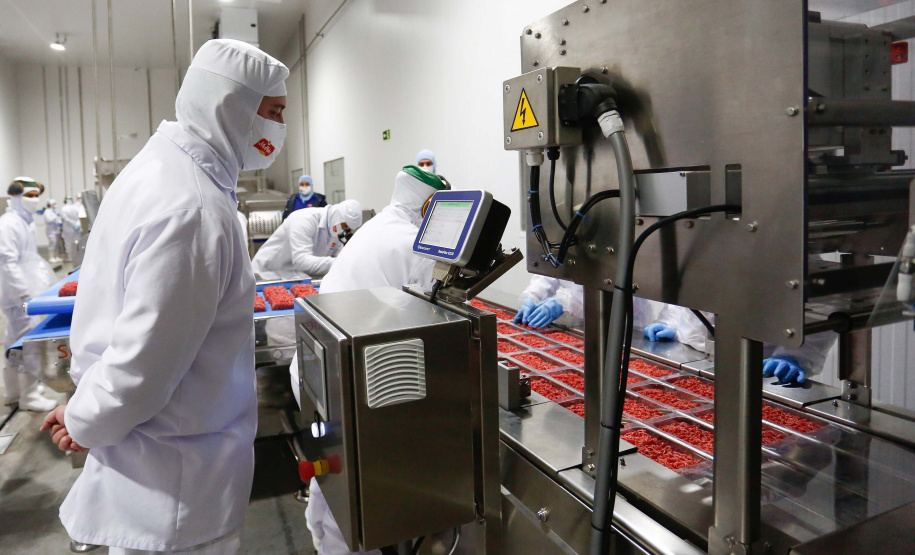 O governador Carlos Massa Ratinho Junior participou nesta sexta-feira (11), em Cambé, no Norte do Estado, da inauguração do Muffato Foods, um dos mais modernos centros de processamento de alimentos do Paraná, que recebeu investimento de R$ 170 milhões.Foto: Jonathan Campos/AEN