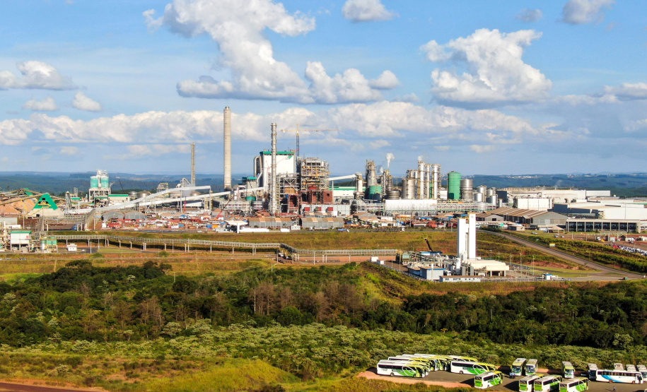 A primeira fase da ampliação das atividades da Klabin. no município de Ortigueira - Projeto Puma II, nos Campos Gerais, recebeu a Licença de Operação (LO) nesta quinta-feira (10). O documento foi entregue pelo Instituto Água e Terra (IAT), órgão vinculado à Secretaria do Desenvolvimento Sustentável e do Turismo (Sedest). - Curitiba, 11/06/2021 - Foto: Rafael Chuí - Klabin
